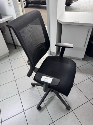 1 Drehstuhl mit Armlehnen